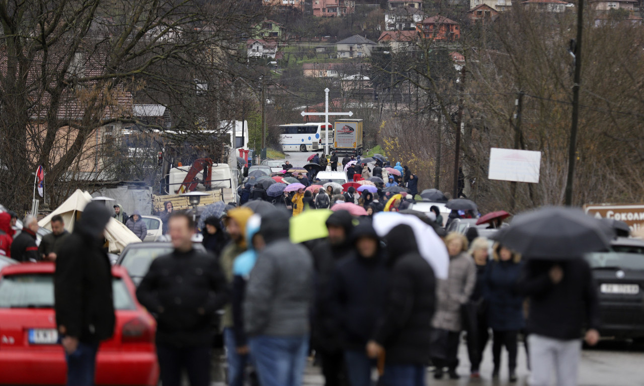 Građani Zubinog potoka u PROTESTNOJ ŠETNJI: Specijalci ROSU ZAUZELI GAZIVODE, poskidali srpske ZASTAVE