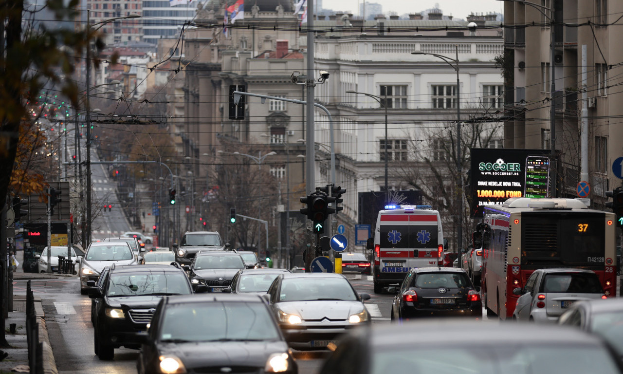 PAZITE, KAMERA SVE SNIMA: Debele KAZNE za vozače koji prođu na CRVENO ispred PEŠAČKOG