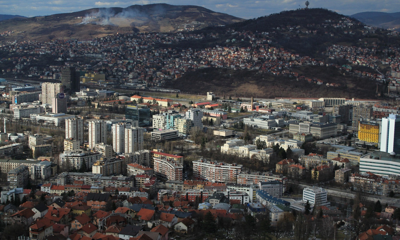 DRAMA U SARAJEVU! Prolaznici primetili dete na PROZORU 6. SPRATA: UHAPŠENA NESAVESNA MAJKA