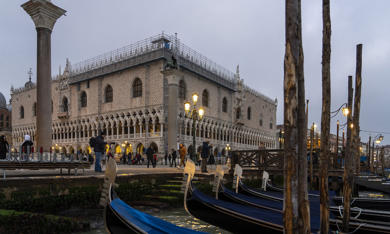 Grupa Albanaca NAPALA SRPSKE ĐAKE na ekskurziji u Veneciji, DEČAKA UDARILI FLAŠOM U GLAVU