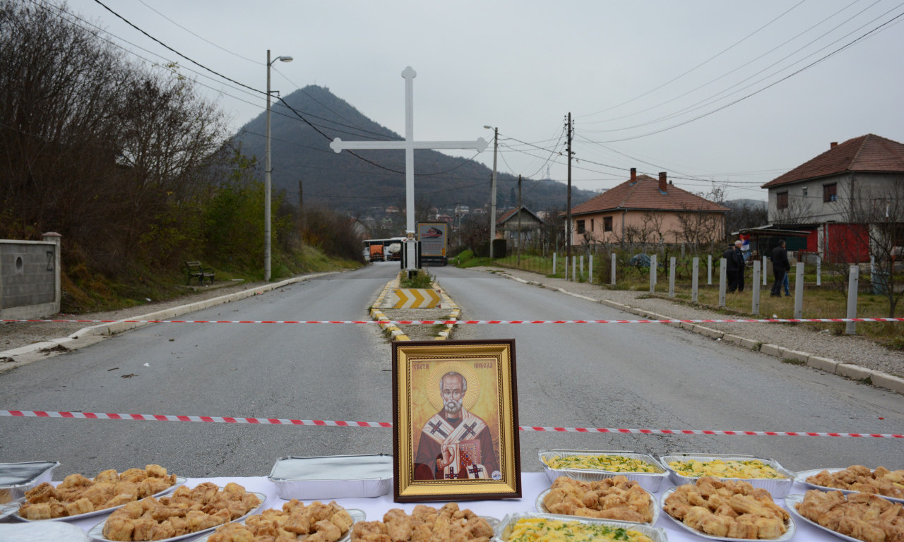 Umesto u svojim DOMOVIMA, Srbi na BARIKADI u Rudaru obeležili Svetog Nikolu