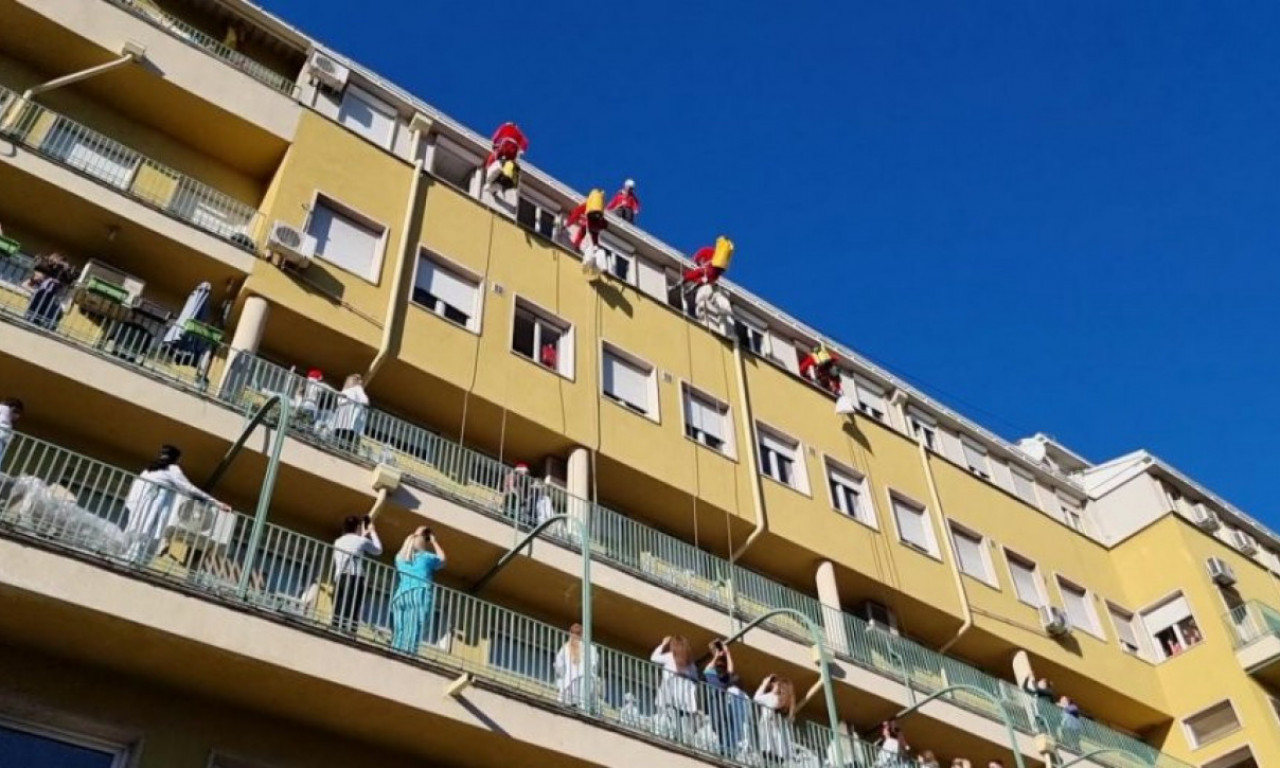 Nema SNEGA pa su se Deda Mrazovi spustili sa krova u Tiršovoj i DECI koja ne mogu kući DONELI paketiće