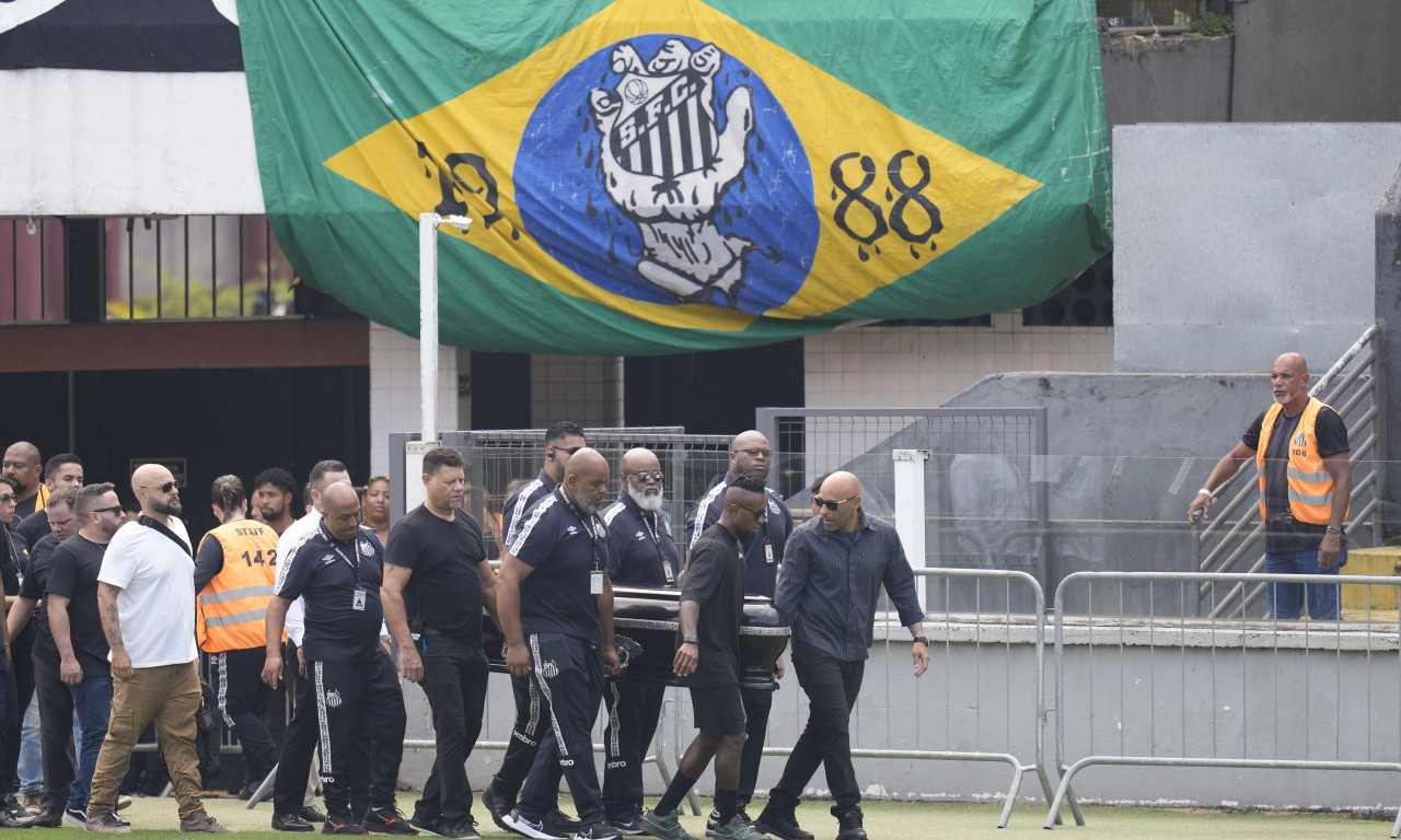 Kovčeg sa telom Pelea na stadionu SANTOSA i to u SREDIŠTU terena