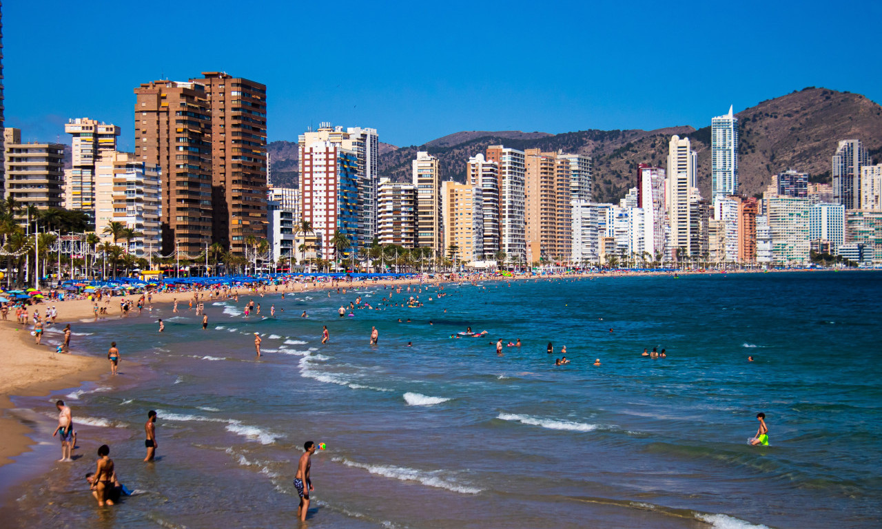 Ako putujete u ŠPANIJU ovo treba DA ZNATE: Čak 48 PLAŽA dobilo "CRNU ZASTAVICU"