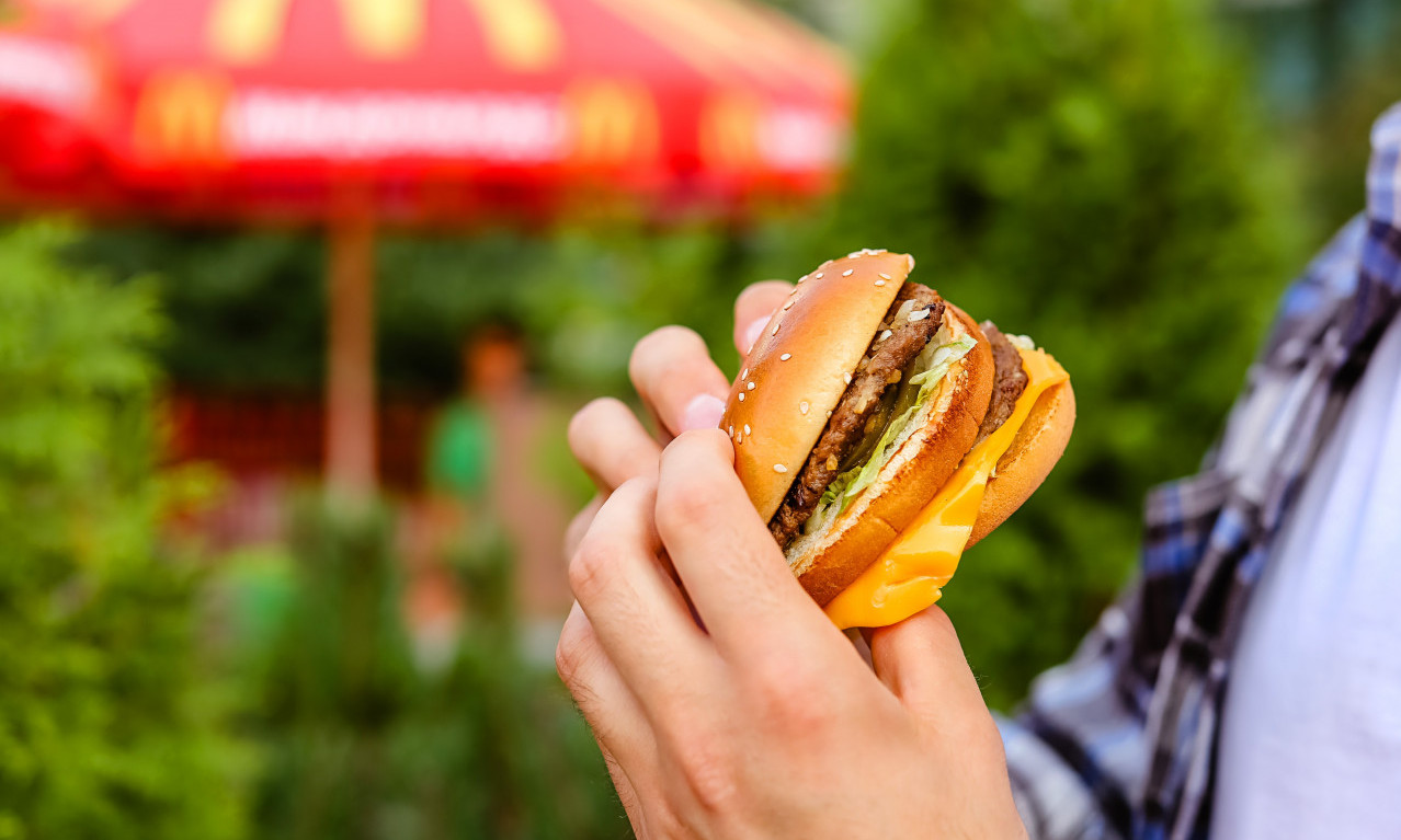 Hit priča: Sarajlija PRODAJE POSLEDNJI HAMBURGER iz McDonaldsa – CENA prava SITNICA