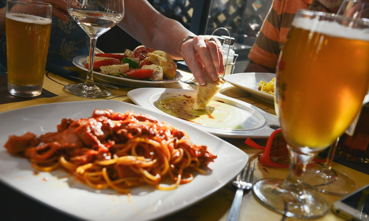 RAT NA DRUŠTVENIM MREŽAMA! "Seljak" ste ostatak ručka iz restorana nosite kući, a možda ipak ne! Tvit podelio mišljenja