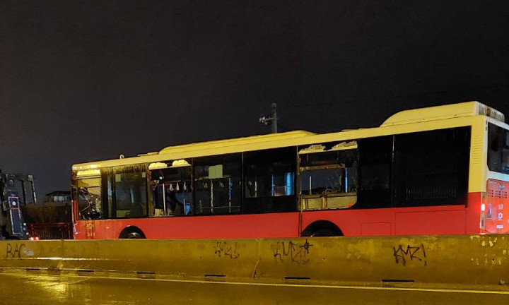 GDE MI TO ŽIVIMO? Beogradom kruži AUTOBUS BEZ STAKLA NA PROZORIMA - nadležni, REAKCIJA?