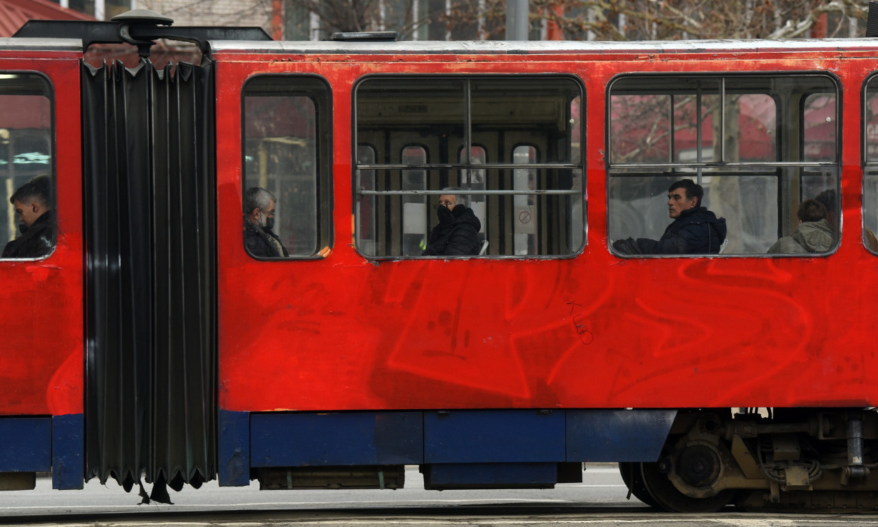 GORI TRAMVAJ U BULEVARU Putnici u panici izlazili iz vozila, stvorilo se zakrčenje kod Pravnog (FOTO)