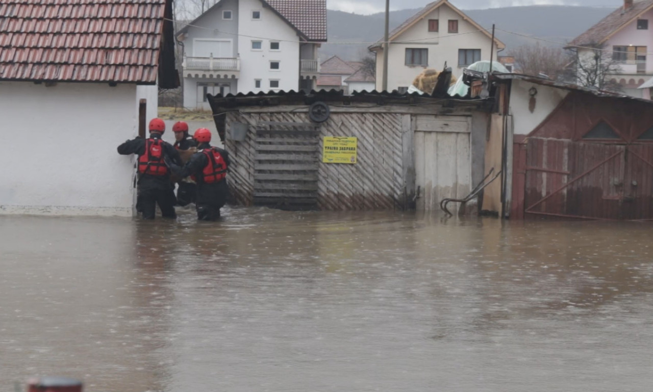 BEBA ZAROBLJENA U POPLAVI, drama u Sjenici - SPASIOCI POKUŠAVAJU da se probiju do KUĆA KOJE SU POD VODOM