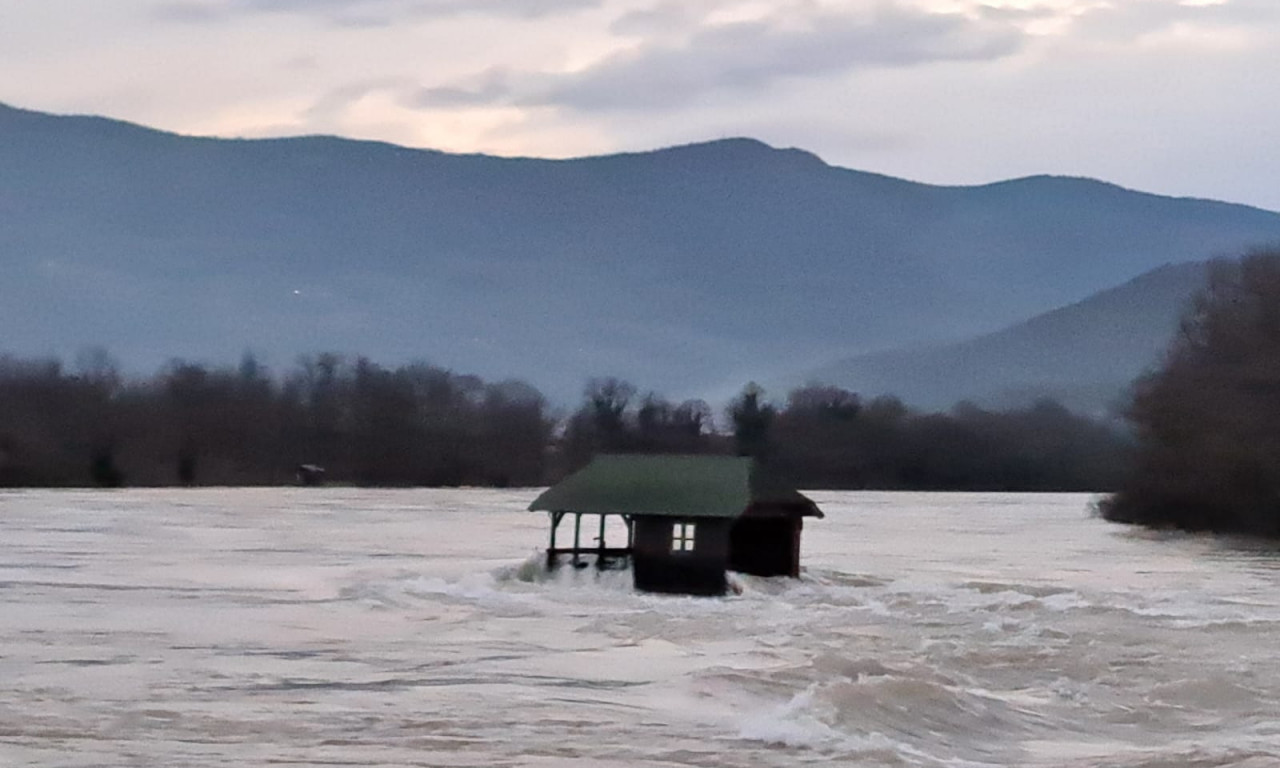 Kućica na Drini jedva ODOLEVA naletima NABUJALE REKE: Vodena bujica preti da UNIŠTI turističku atrakciju