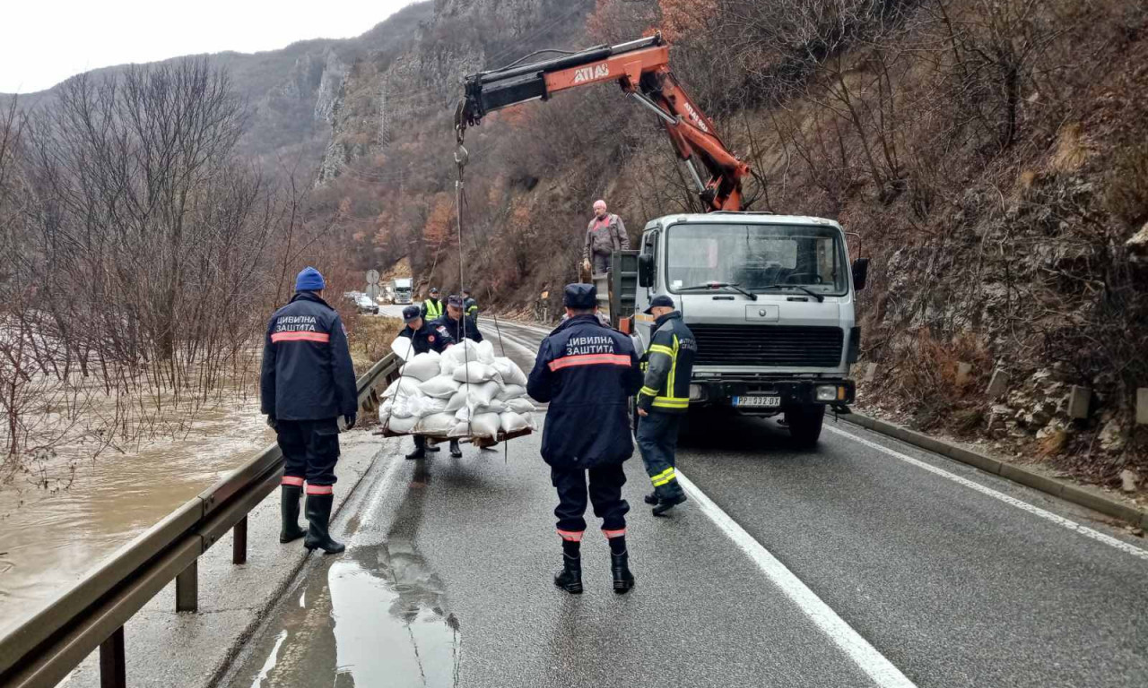 U POPLAVLJENIM delovima Srbije situacija se SMIRUJE, VANREDNO samo kod Šapca: SAVA stigla gotovo do VRHA NASIPA