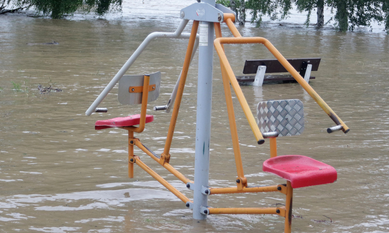 POPLAVE, nestanci struje, ZAGLAVLJENI ljudi: HAOS u Crnoj Gori, evakuisana i DECA