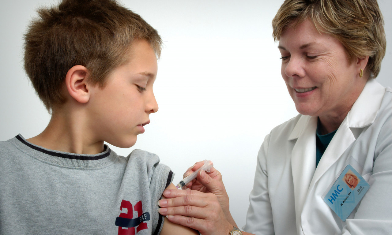 Sve što TREBA DA ZNATE o HPV VAKCINI: Štiti od RAKA GRLIĆA MATERICE, a evo zašto i DEČACI treba da je PRIME