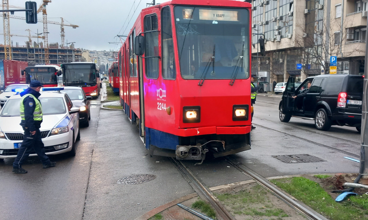 SUDAR TRAMVAJA I AUTOMOBILA SAJMA! Obustavljen saobraćaj ka Banovom brdu!