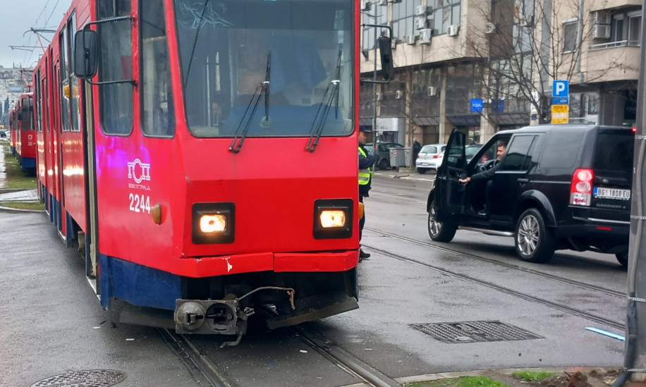 NOVI KOLAPS U BEOGRADU: Sudarili se tramvaj i automobil!