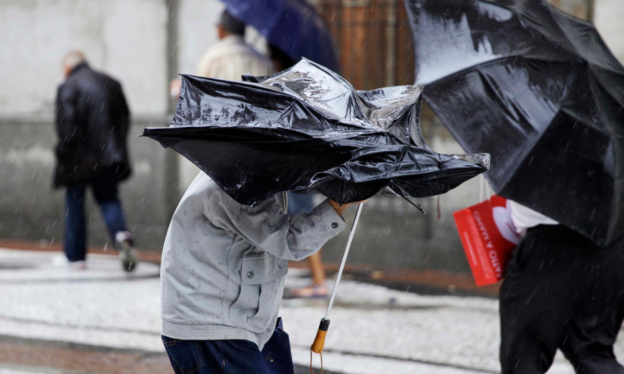 OVAJ DEO SRBIJE NA UDARU OLUJNOG VETRA Hitno upozorenje RHMZ: Meteoalarmi na snazi zbog dve pojave