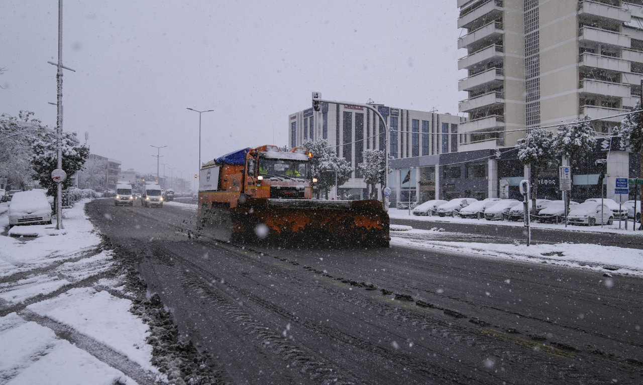 SNEG zatrpao GRČKU: Zatvorene ŠKOLE i prodavnice, u ATINI problemi u SAOBRAĆAJU