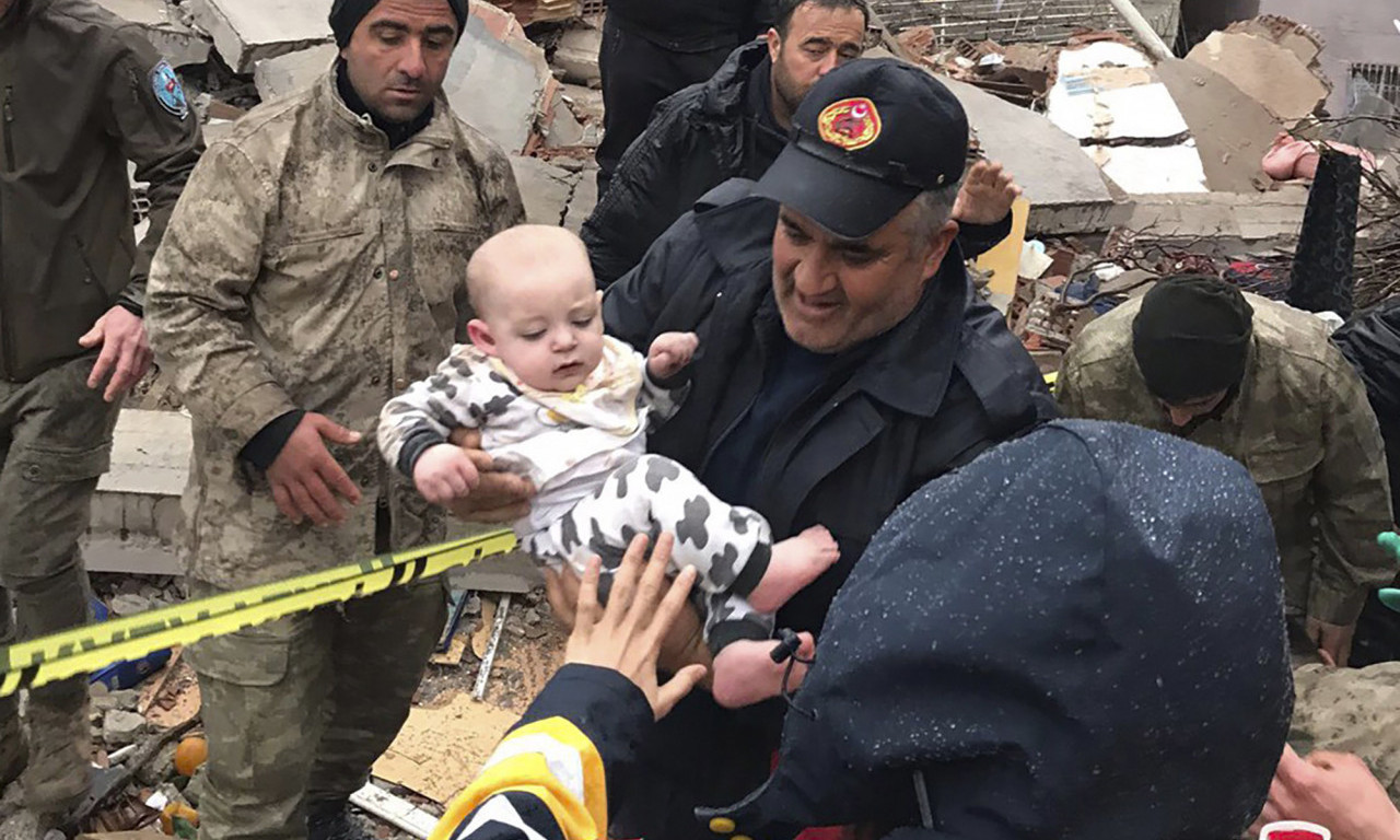 Nakon UŽASA u Turskoj, ova fotografija VRAĆA OSMEH NA LICE: Iz ruševina SPAŠENA BEBA