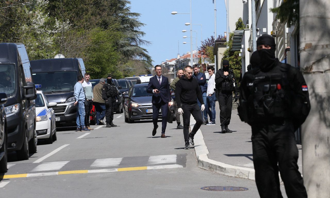 KUM DARKA ŠARIĆA SE UBIO U HOTELU?! Policija krenula ka njemu, a on IZVADIO PIŠTOLJ! Ovo su detalji