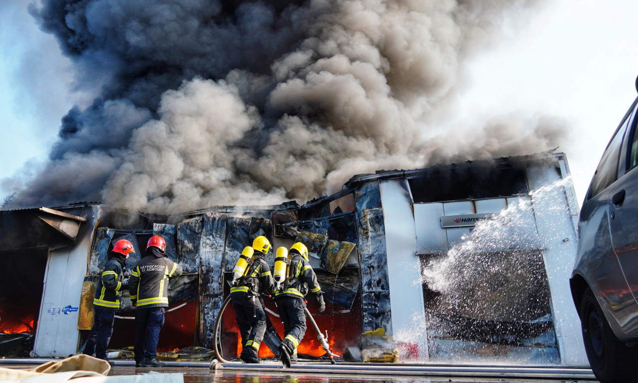 POŽAR u naselju Galenika POD KONTROLOM: DIM kulja, čak 60 vatrogasaca GASI VATRU