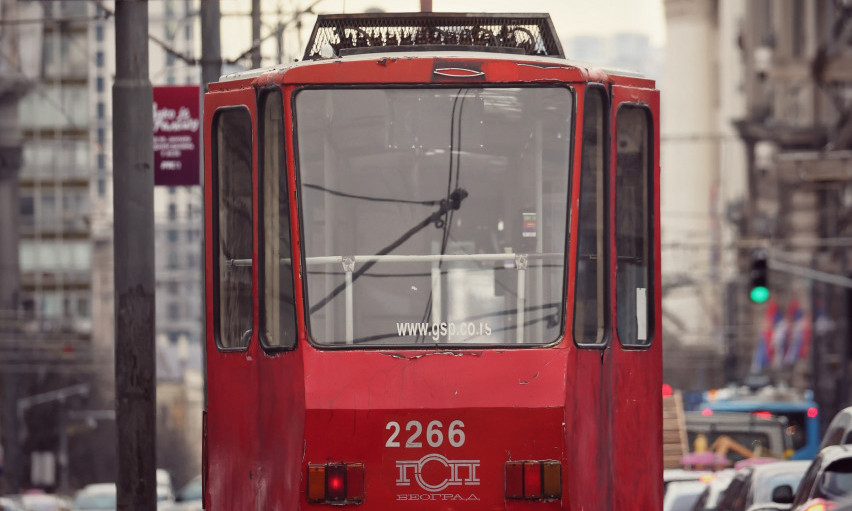 Trogodišnje dete ispalo iz TRAMVAJA, prevezeno na Institut za majku i dete