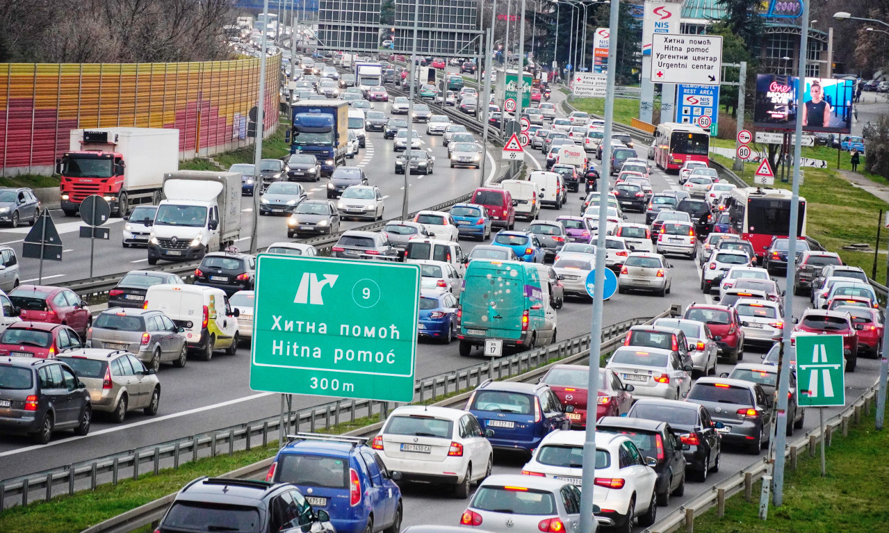 GUŽVA NA AUTO-PUTU: Automobil se ZAKUCAO U OGRADU