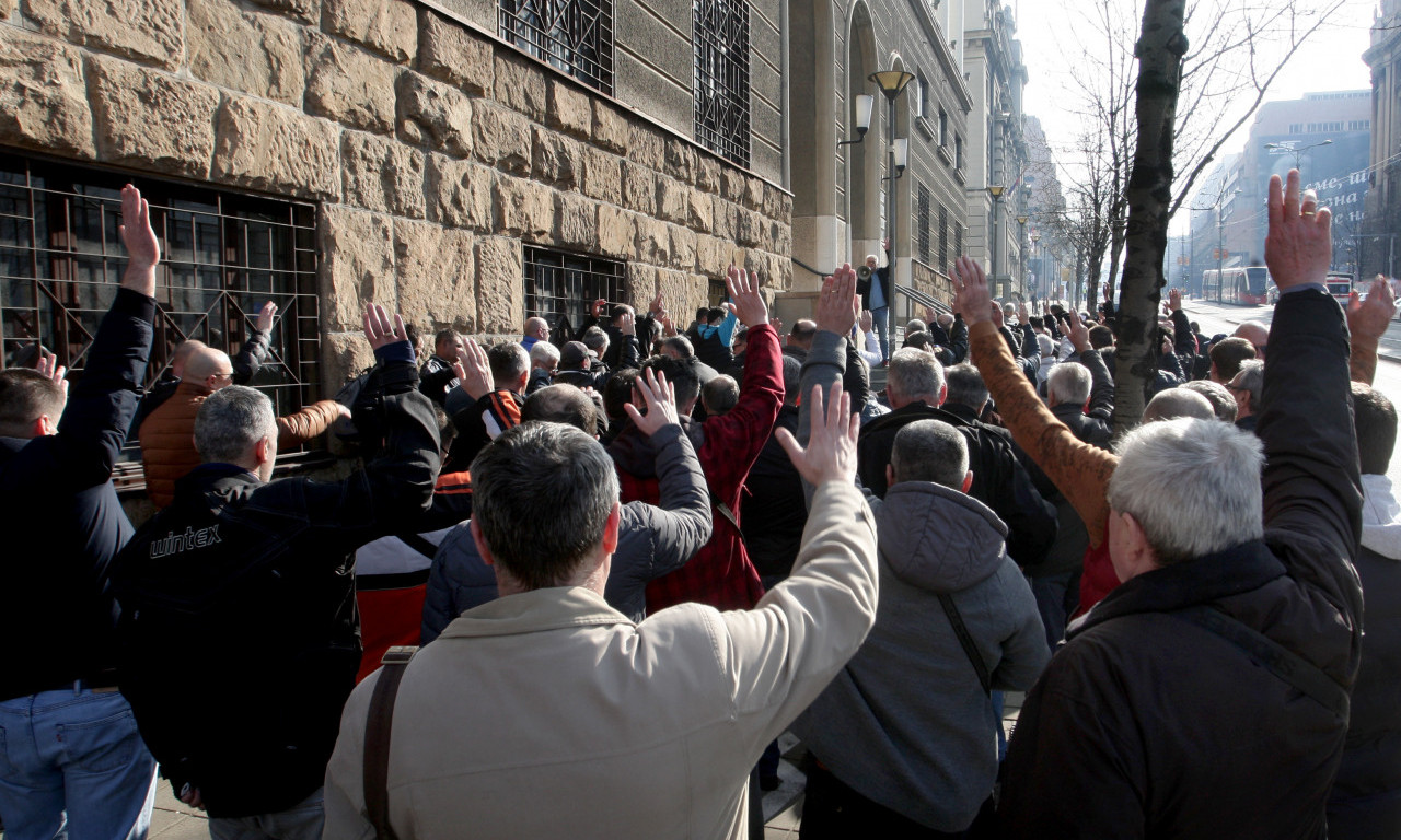 Početak "BUNE PROTIV KADIJA": Protest RADNIKA TENT-a ispred Kasacionog suda