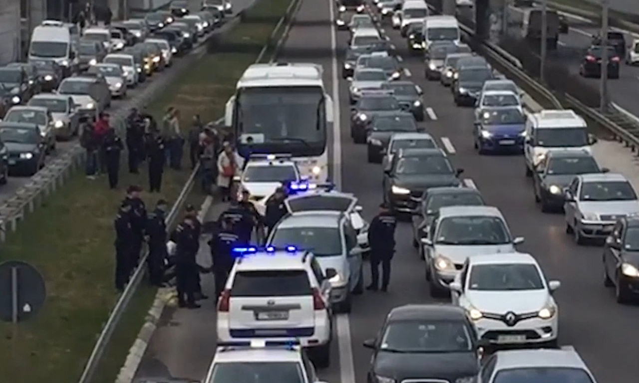 Bugari DEMOLIRALI autobus kod ARENE: Gađali ga FLAŠAMA i pajserom