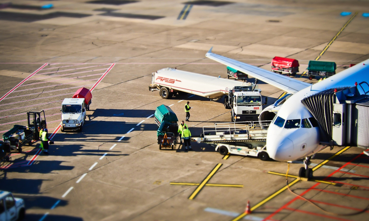 Besplatan vrtić za decu i prevoz, IPhone na poklon - a NIKO NEĆE DA RADI? Američki aerodromi BAŠ IMAJU PROBLEM