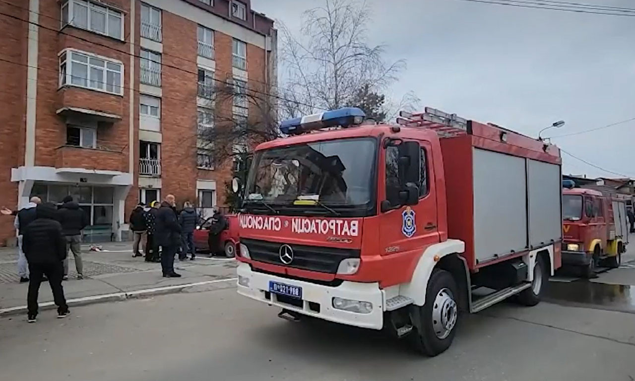 OTAC pokušavao preko TERASE da uđe sobu, ali VRATA se ZAGLAVILA: Stradali trogodišnji BLIZANCI, dvogodišnje DETE i BEBA