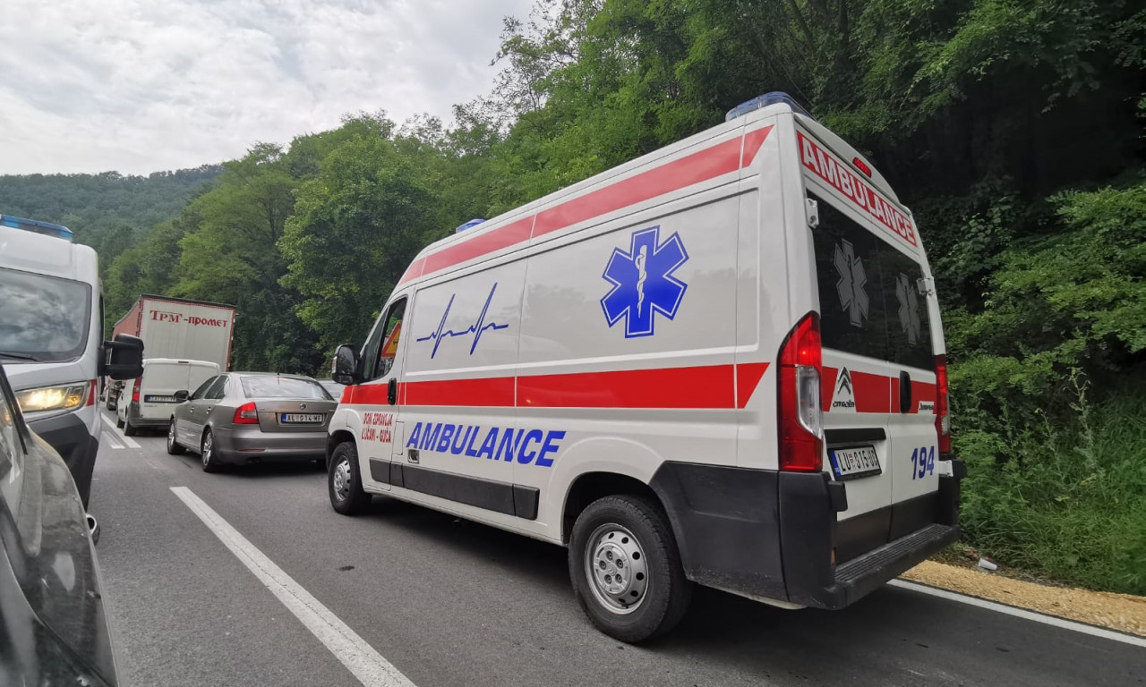 POKUŠAJ SAMOUBISTVA u Loznici? PORODILJA pronađena sa RANAMA od NOŽA po grudima, LEKARI joj se BORE za ŽIVOT