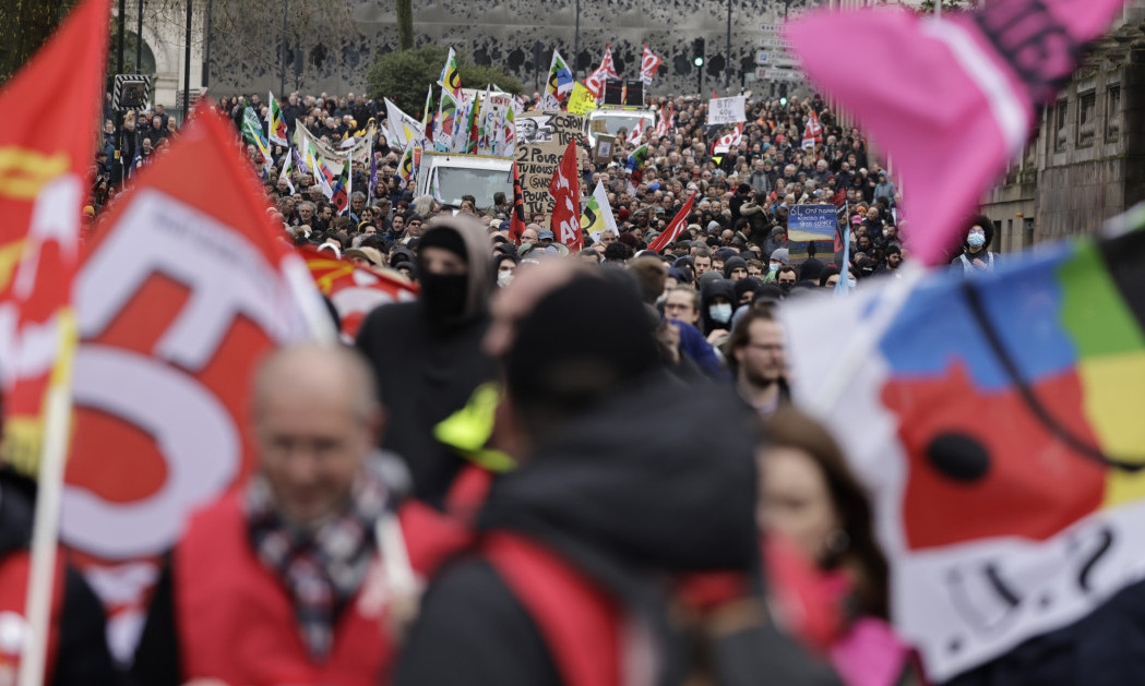 SIĆA, na ulicama SAMO njih 368.000: FRANCUZI ne daju mira MAKRONU u borbi za PENZIJE