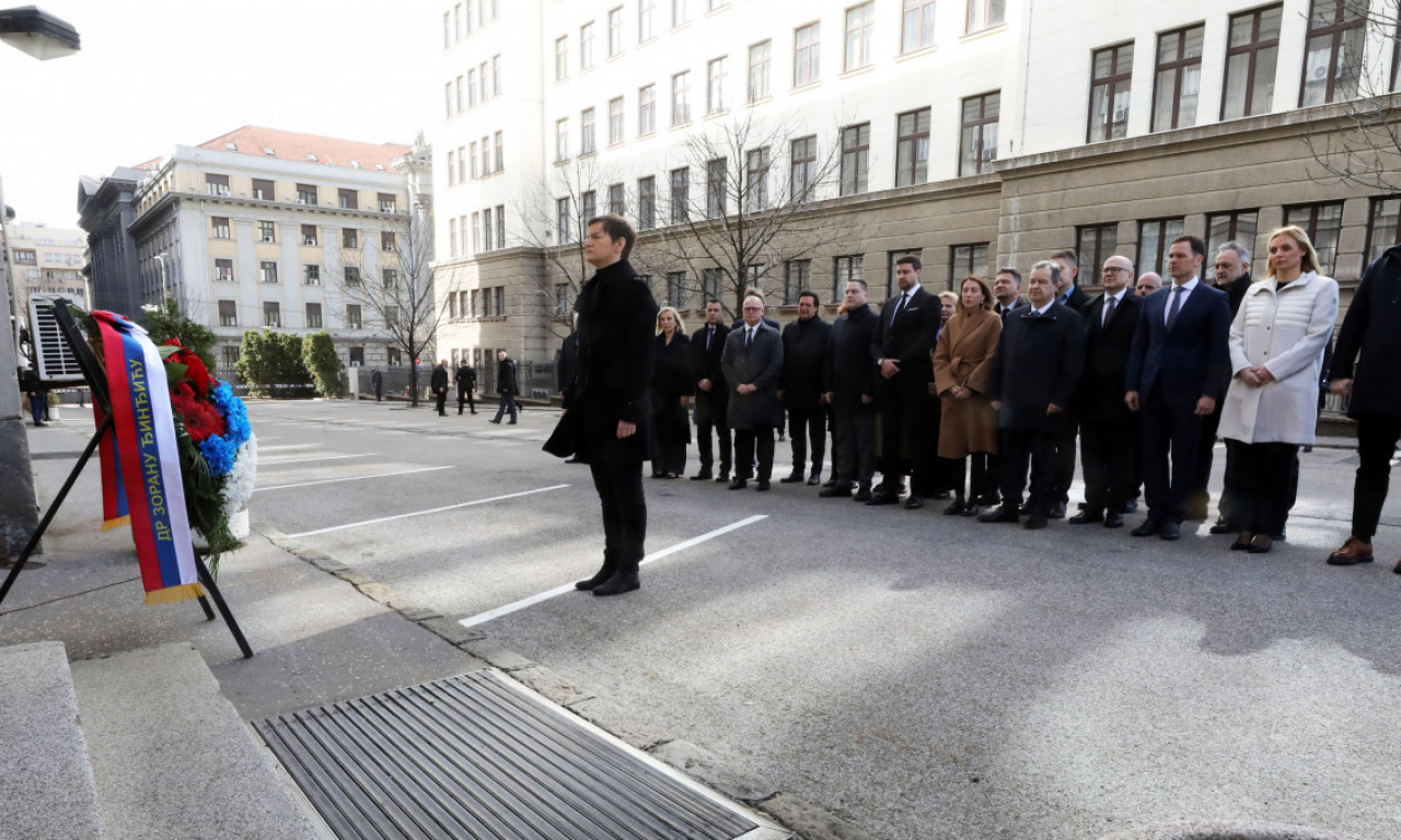 Brnabić i članovi Vlade položili venac na mestu ubistva Đinđića