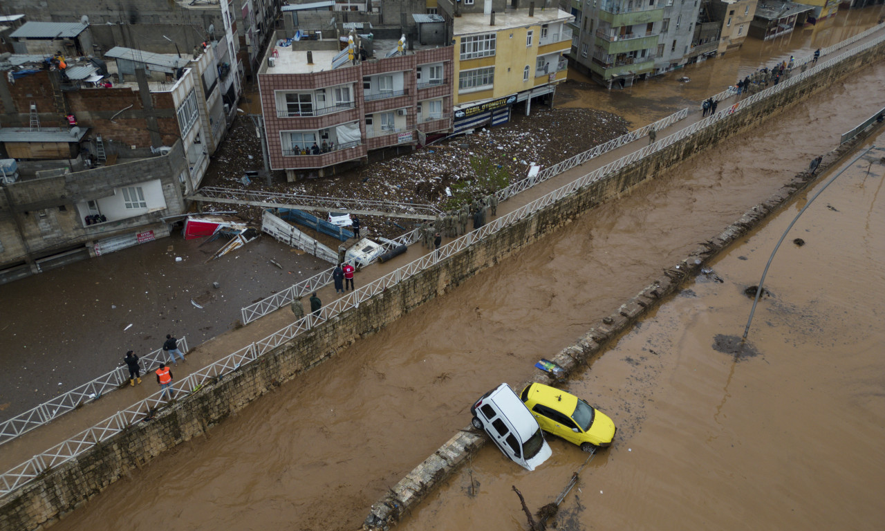 Kao da ZEMLJOTRES nije bio dovoljan, Tursku zadesile i POPLAVE: Stradalo 14 ljudi