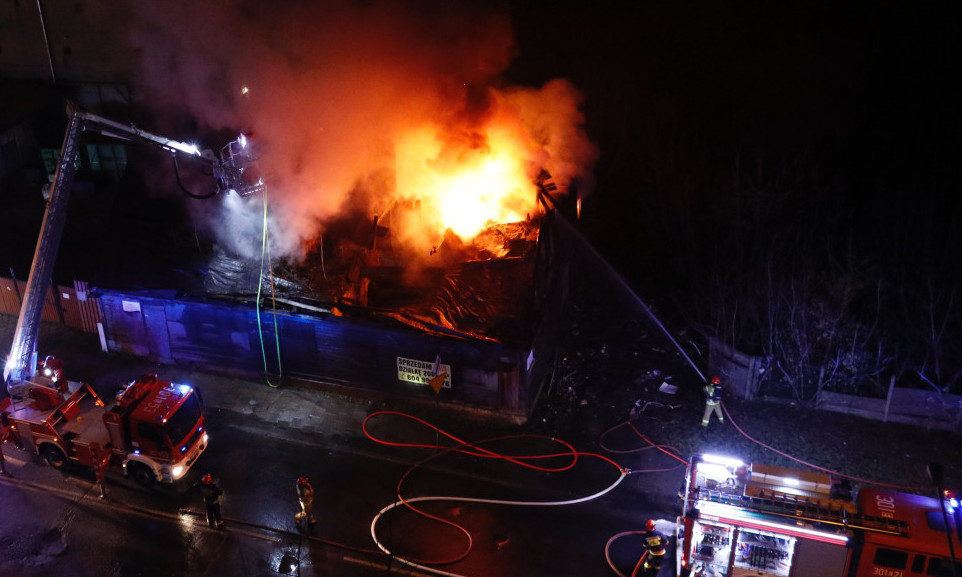 Gorela Gradska KAFANA na Novom Beogradu, na terenu 10 VATROGASNIH vozila