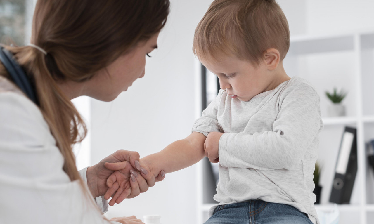 SZO i UNICEF PORUČUJU: VAKCINACIJA neophodna da bi se DECA ZAŠTITILA od VELIKOG KAŠLJA, NEMOJTE ODLAGATI!