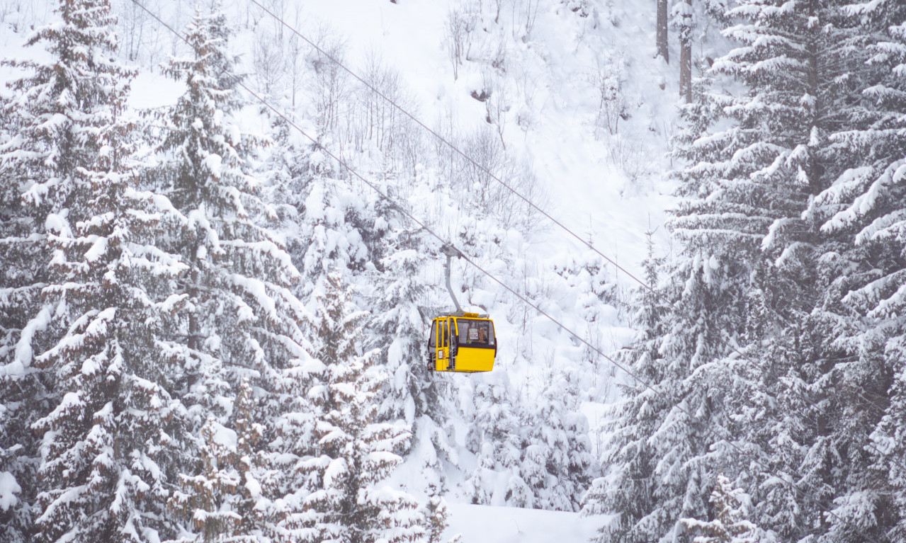 DRAMA U POZNATOM SKI CENTRU Desetine skijaša zarobljeno! Hitna evakuacija iz gondola (VIDEO)