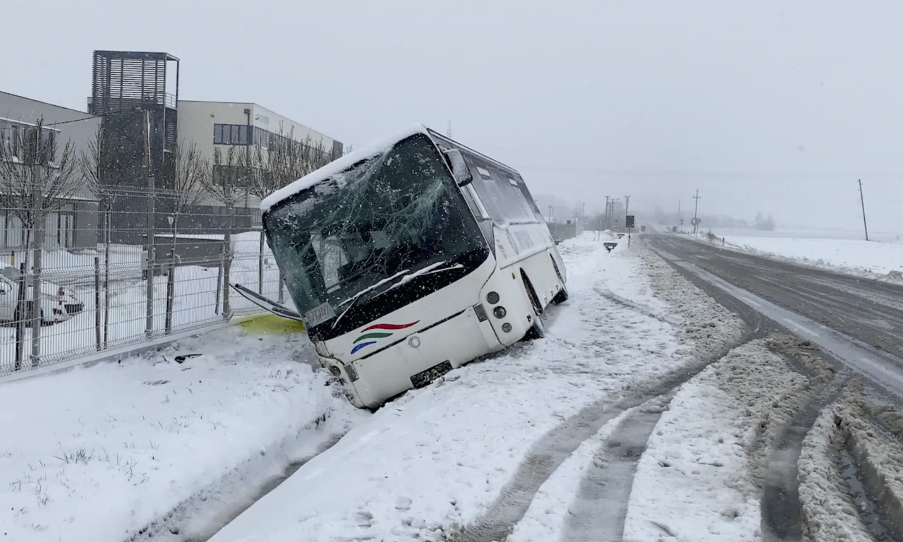 AUTOBUS sleteo sa puta kod Kragujevca: Snimak je STRAŠAN, ali NEMA TEŽE POVREĐENIH