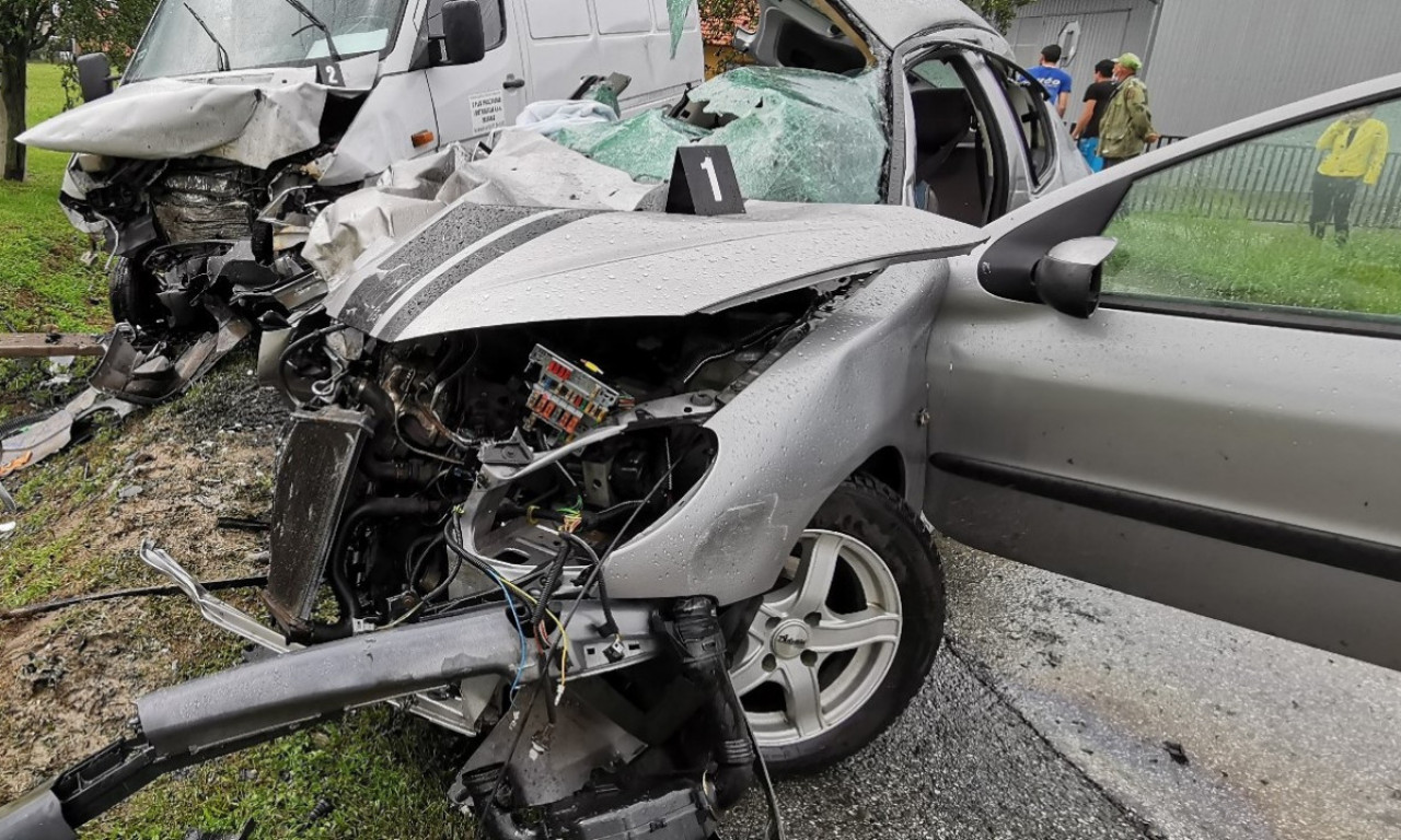 Tri osobe POVREĐENE u SUDARU automobila i kamiona: Prevezene u bolnicu u Kragujevcu