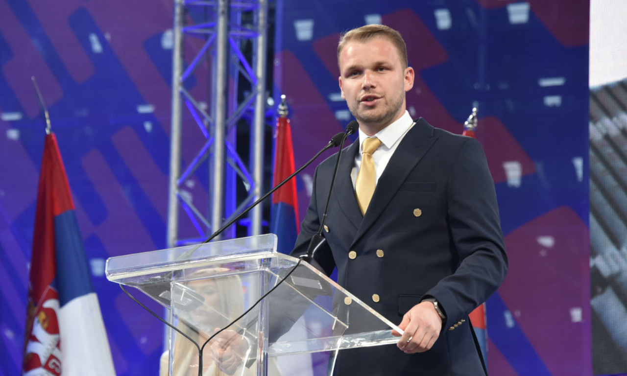 Draško Stanivuković izašao na IZBORE sa babom i TRUBAČIMA (FOTO)