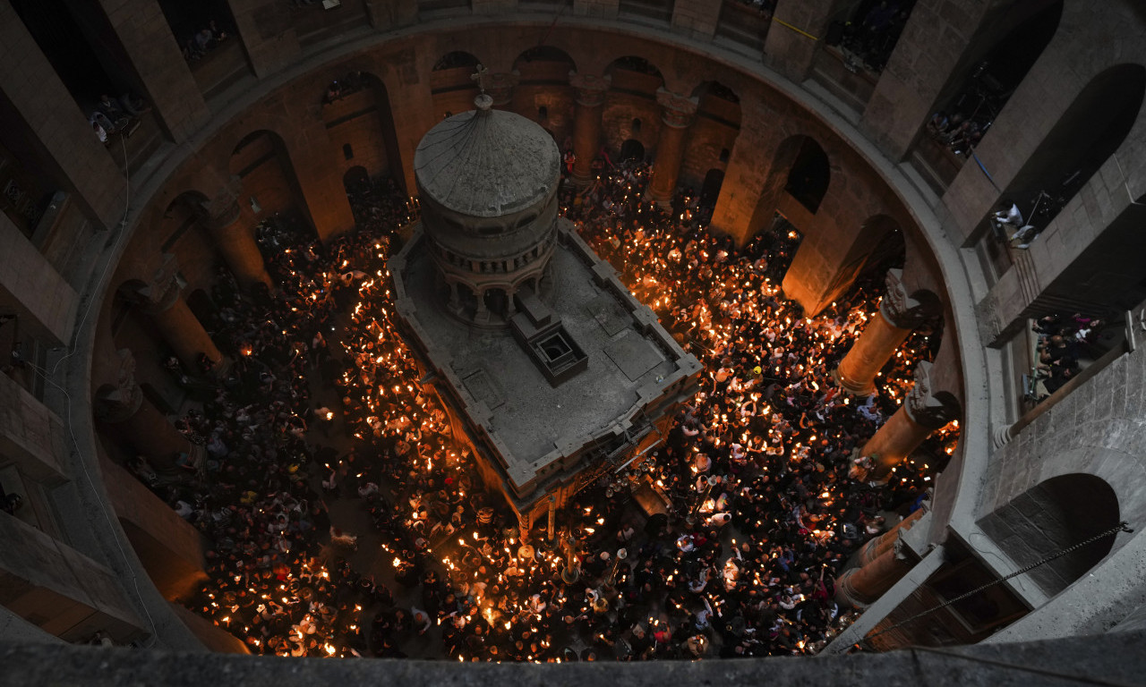 Sišao BLAGODATNI OGANJ u JERUSALIMU