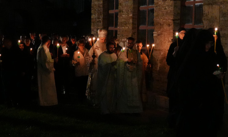 U HRAMOVIMA na KiM služena ponoćna VASKRŠNJA LITURGIJA: Srbi poželeli MIR i OPSTANAK na OGNJIŠTIMA