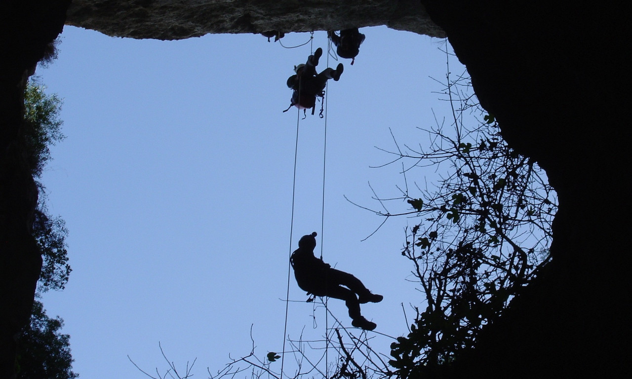 Neverovatna AKCIJA SPASAVANJA u Sloveniji: Žena speleolog  IZVUČENA iz PEĆINE posle 30 SATI