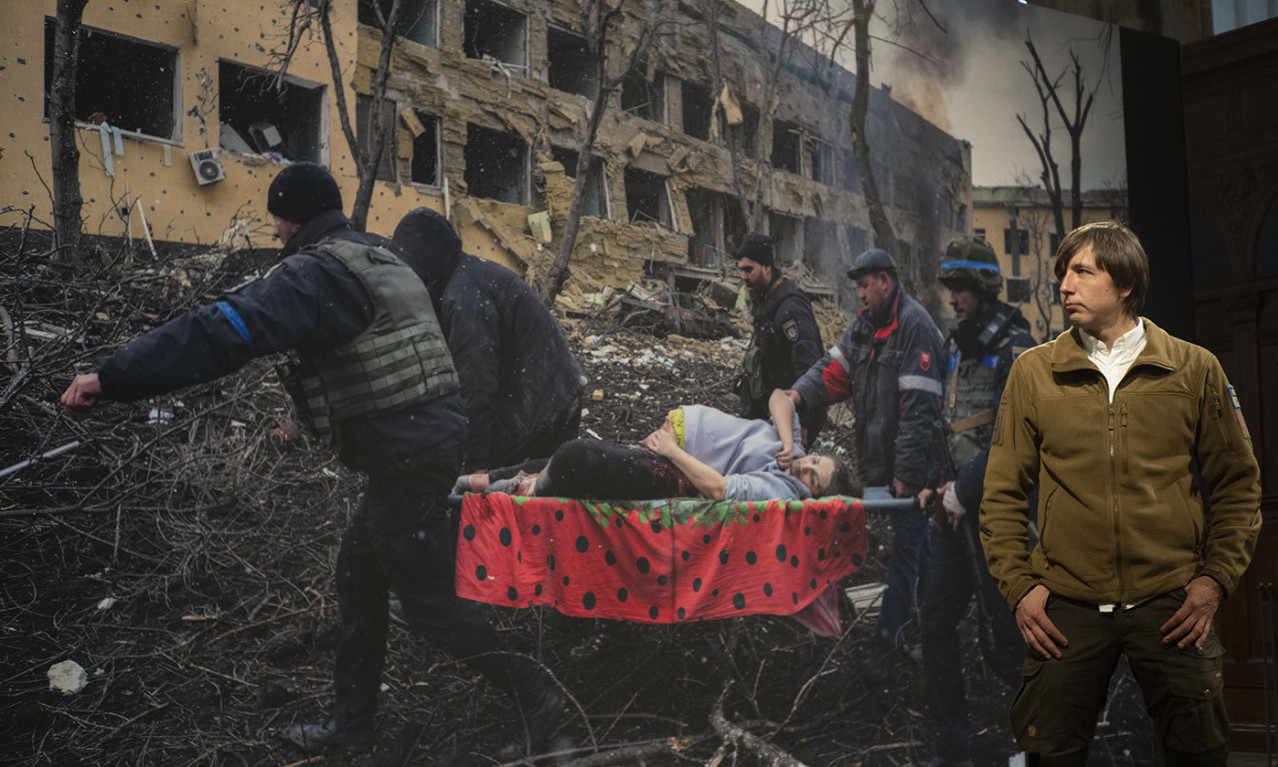 Izabrana FOTOGRAFIJA godine: SMRTNO RANJENA trudnica u Mariupolju