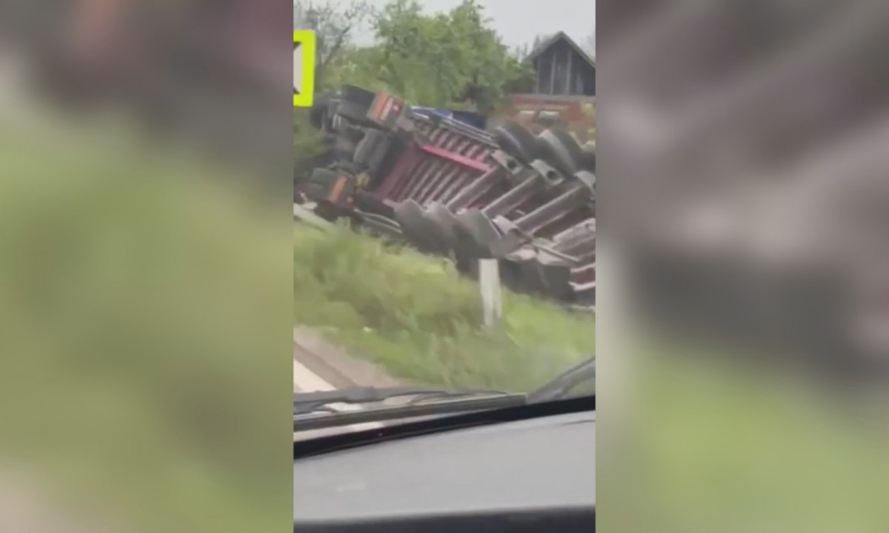 Udes kod Bresnice, TERETNJAK SE PREVRNUO, pa završio u obližnjem dvorištu