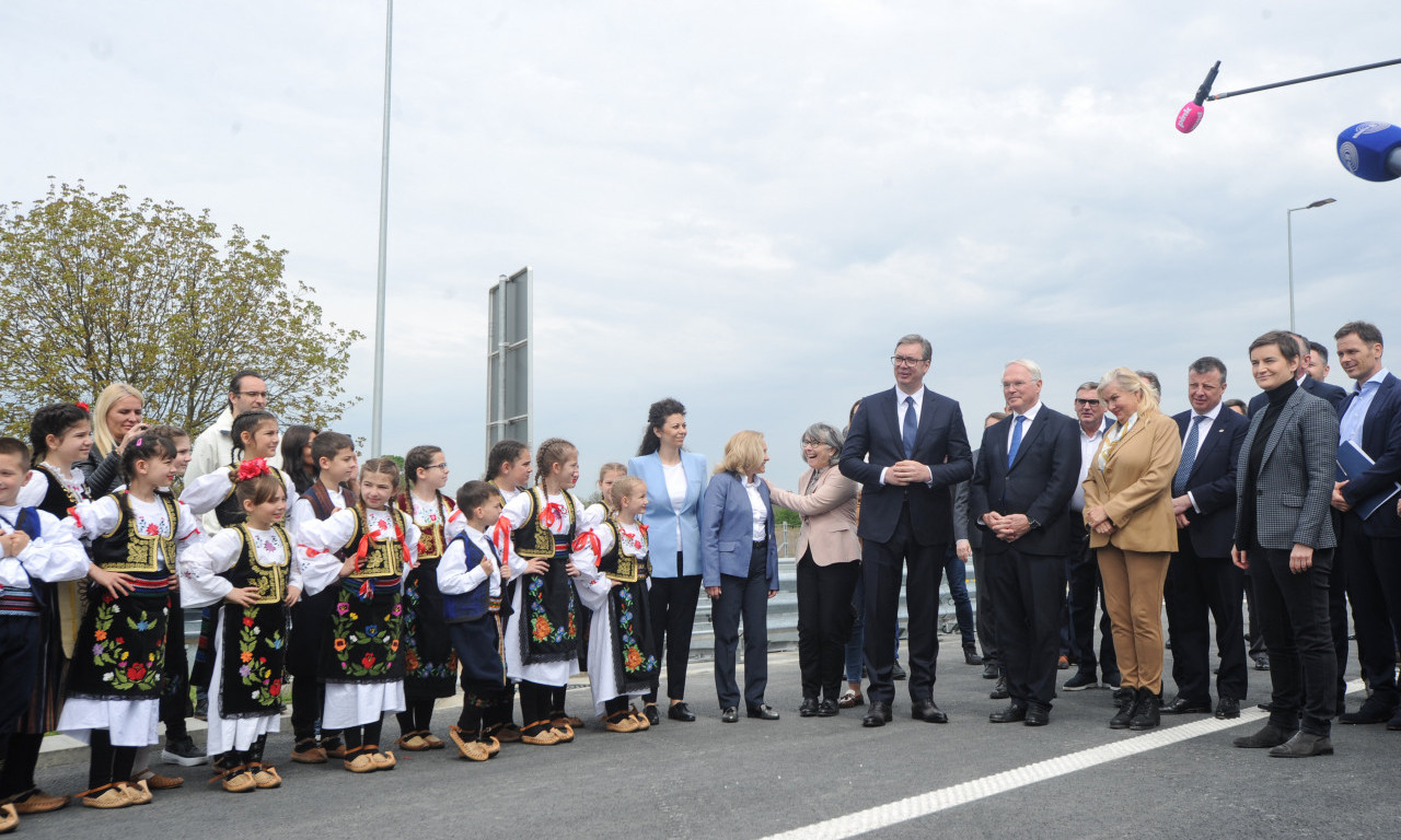 GRADEĆI SVAKI NOVI PUT, mi kao da gradimo čitav novi svet:  Vučić na otvaranju nove deonice MORAVSKOG KORIDORA