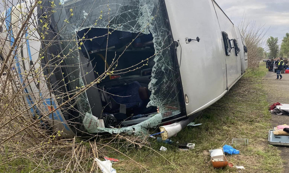 Dve osobe POGINULE, a više POVREĐENO u saobraćajnoj NESREĆI kod Trebinja: AUTOBUS UDARIO u BRDO