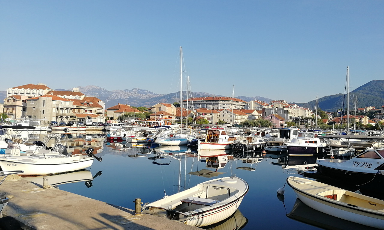 Crnogorcima prekipelo: INSPEKCIJA uklonila PEŠKIRE kojima se čuva mesto na PLAŽI