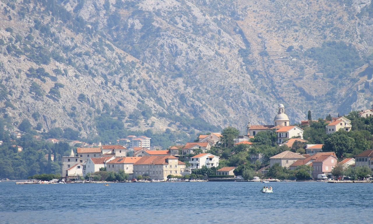 UŽAS U TIVTU: Kupači u moru pronašli telo muškarca