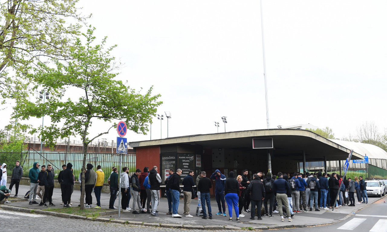 Svi hoće ULAZNICU za meč sa REALOM: Prodaja tek počela, a već OGROMNA GUŽVA ispred stadiona PARTIZANA